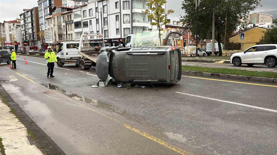 Ağaca çarpan araç yan yattı: 4 yaralı