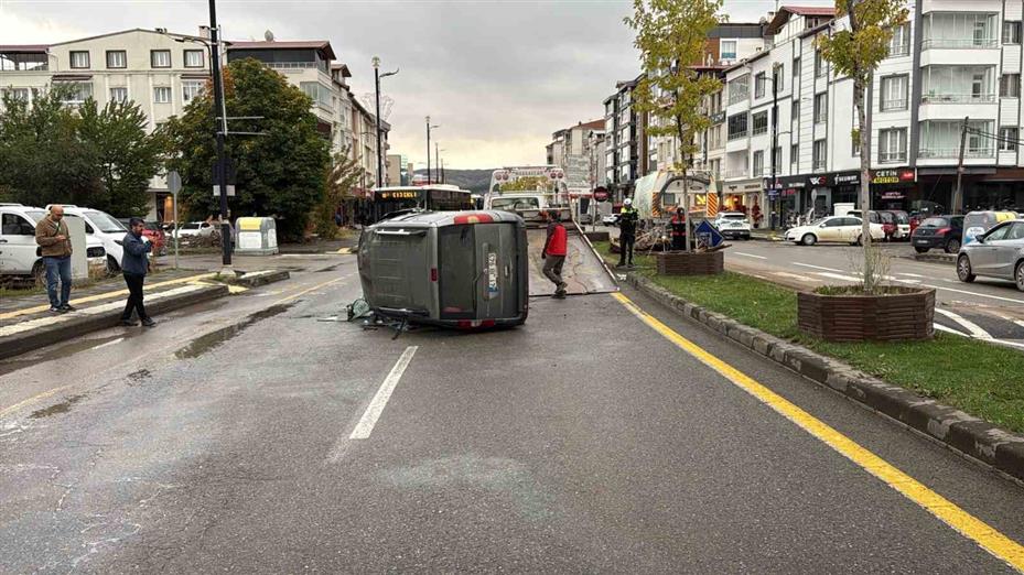 Ağaca çarpan araç yan yattı: 4 yaralı