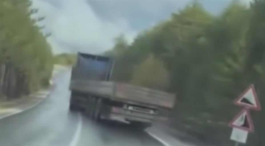 Kayganlaşan yolda kontrolden çıkan tırı devrilmekten sürücüsü kurtardı