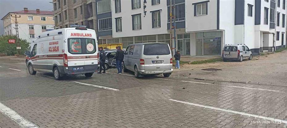 Sivas’ta iki araç çarpıştı, 4 kişi yaralandı