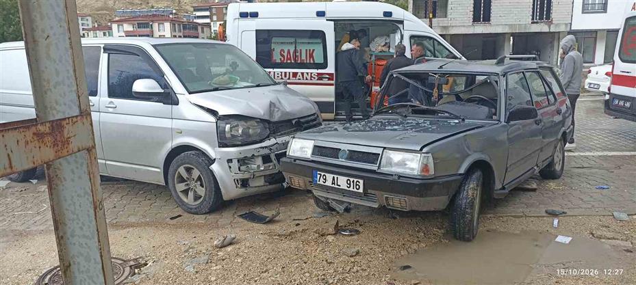 Sivas’ta iki araç çarpıştı, 4 kişi yaralandı