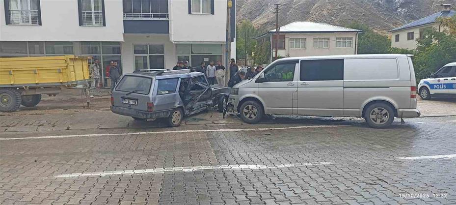 Sivas’ta iki araç çarpıştı, 4 kişi yaralandı
