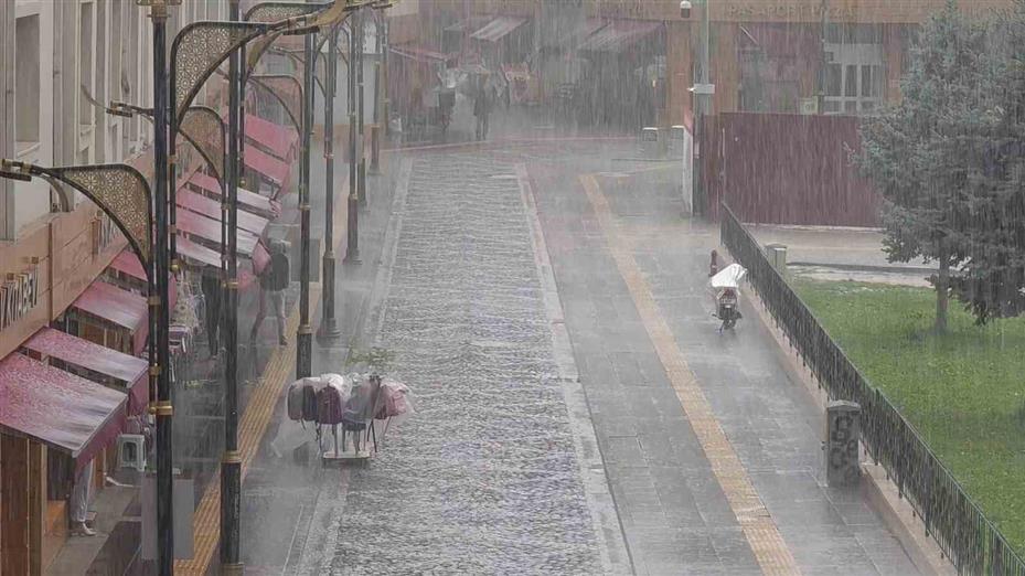 Sivas’ta kuvvetli sağanak maddi hasara yol açtı