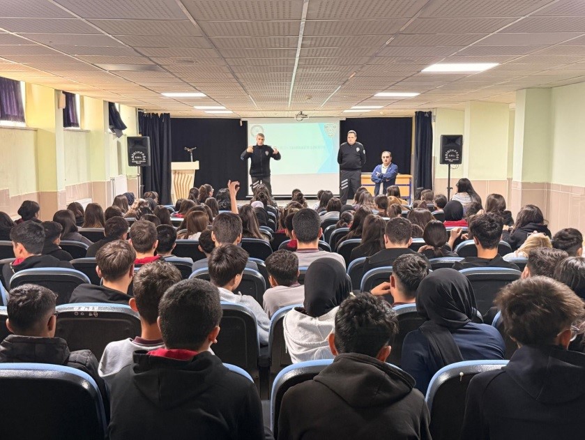 Polis ekiplerinden öğrencilere bilgilendirme