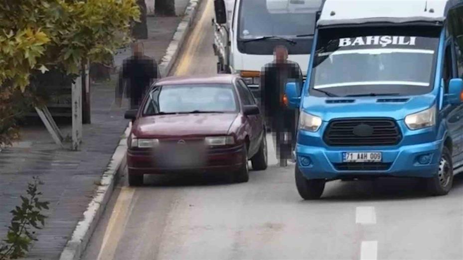 Direksiyonu yolcuya bırakıp yaya numarası yaptı: 80 bin lira ceza