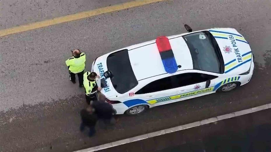Direksiyonu yolcuya bırakıp yaya numarası yaptı: 80 bin lira ceza