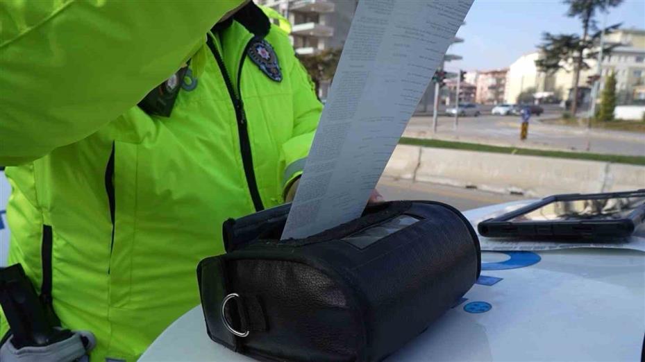 Direksiyonu yolcuya bırakıp yaya numarası yaptı: 80 bin lira ceza