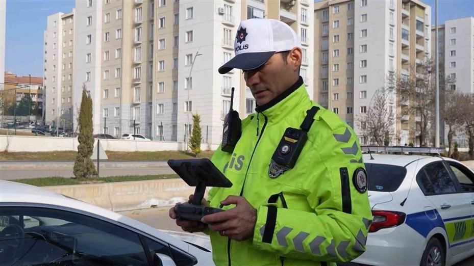 Direksiyonu yolcuya bırakıp yaya numarası yaptı: 80 bin lira ceza