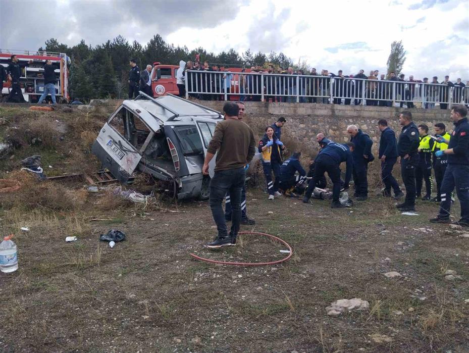 Sivas’ta hafifi ticari araç şarampole uçtu: 1 kişi öldü, 2’si ağır 4 yaralı