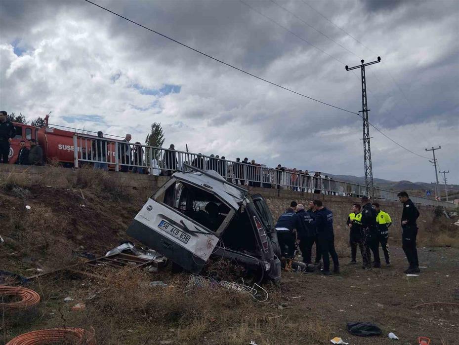 Sivas’ta hafifi ticari araç şarampole uçtu: 1 kişi öldü, 2’si ağır 4 yaralı
