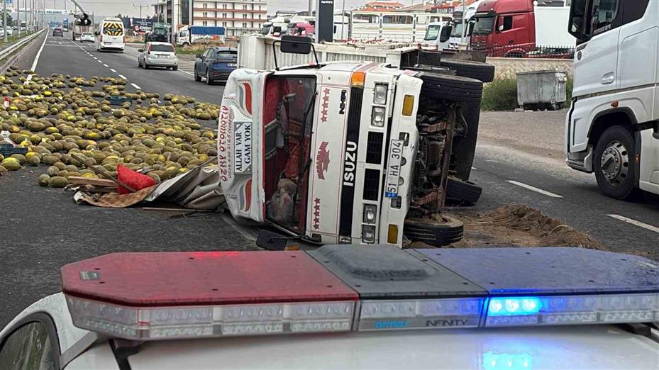 Kavun yüklü kamyonet önce alev aldı, sonra devrildi
