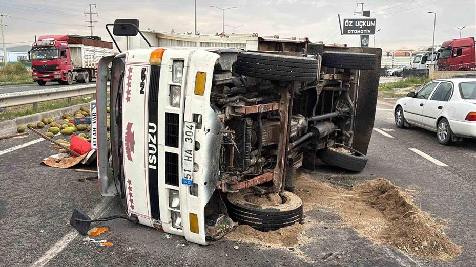 Kavun yüklü kamyonet önce alev aldı, sonra devrildi