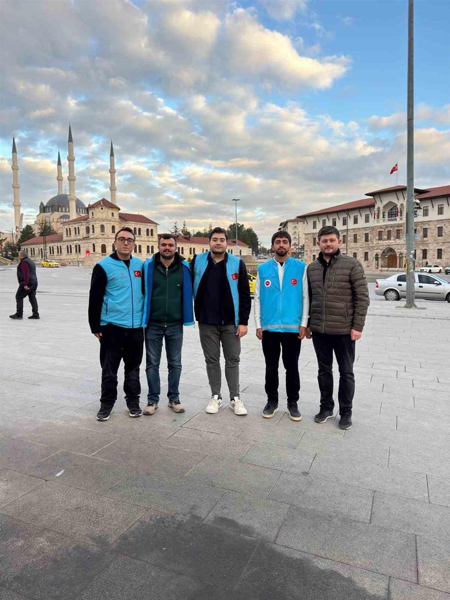 Sivas’ta gençlerden esnafa anlamlı siftah geleneği