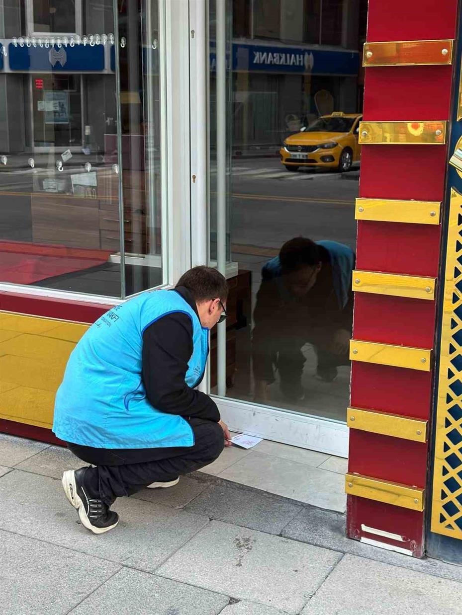 Sivas’ta gençlerden esnafa anlamlı siftah geleneği