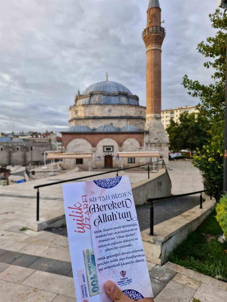 Sivas’ta gençlerden esnafa anlamlı siftah geleneği