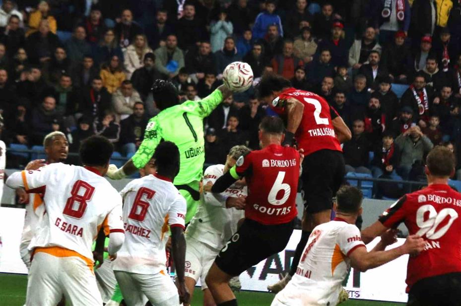 Trendyol Süper Lig: Gençlerbirliği: 0 - Galatasaray: 0 (İlk yarı)