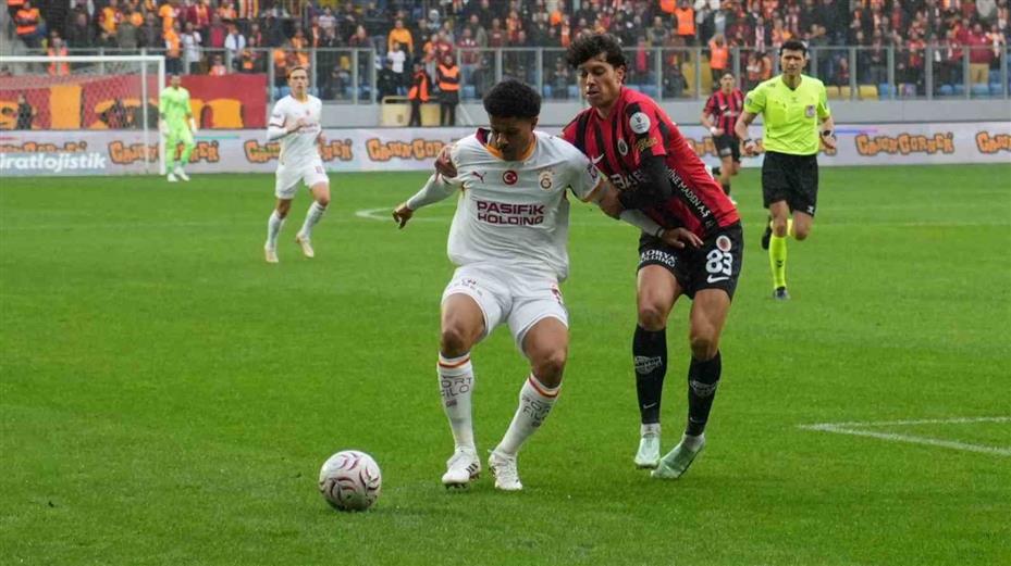 Trendyol Süper Lig: Gençlerbirliği: 0 - Galatasaray: 0 (İlk yarı)