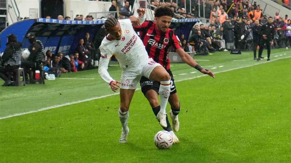Trendyol Süper Lig: Gençlerbirliği: 0 - Galatasaray: 0 (İlk yarı)