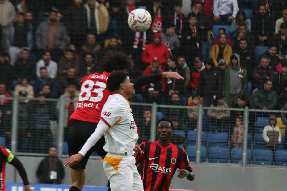 Trendyol Süper Lig: Gençlerbirliği: 0 - Galatasaray: 0 (İlk yarı)