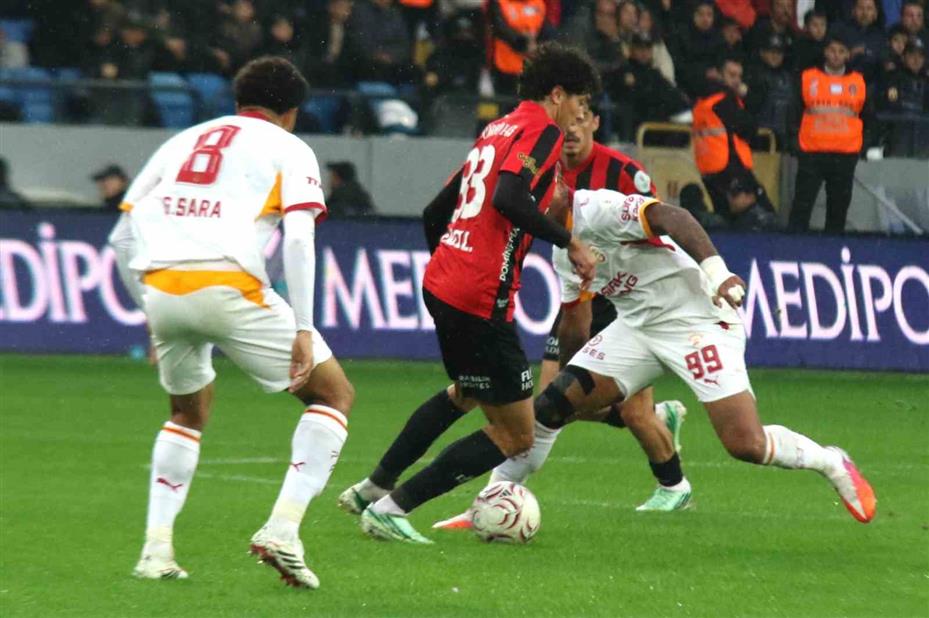 Trendyol Süper Lig: Gençlerbirliği: 0 - Galatasaray: 0 (İlk yarı)