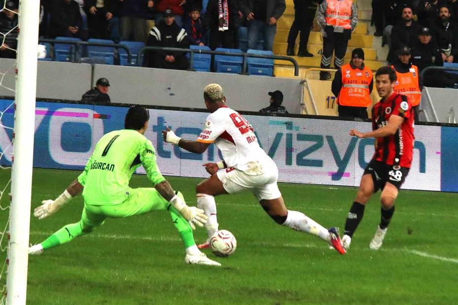 Trendyol Süper Lig: Gençlerbirliği: 0 - Galatasaray: 0 (İlk yarı)