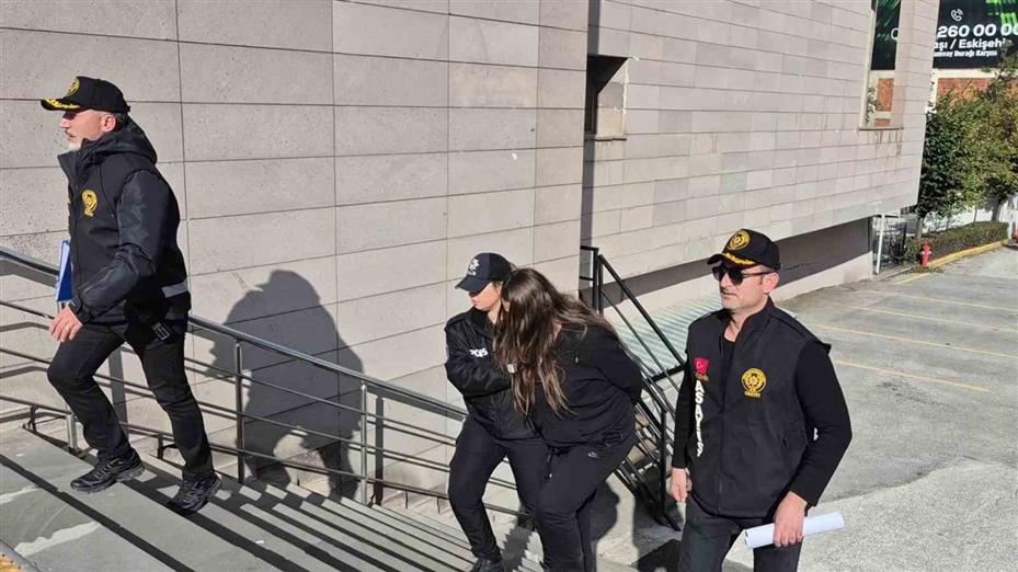 Evinde misafiri olan şahsın bıçakla ölümüne ilişkin gözaltına alınan kadın adliyeye sevk edildi