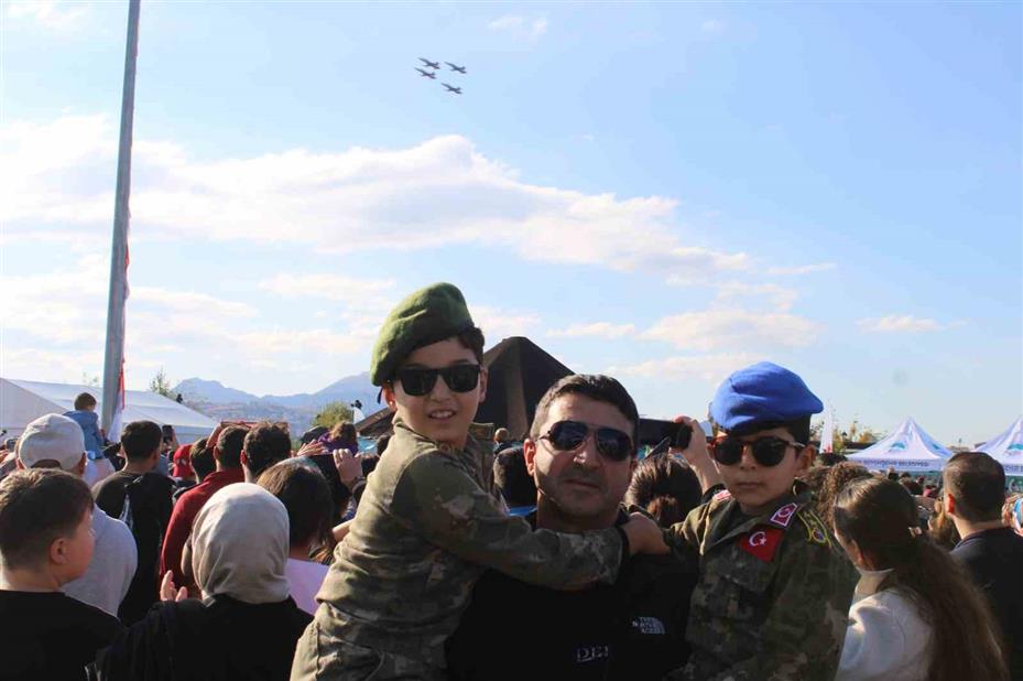 Türk Yıldızları gösterileriyle hayran bıraktı