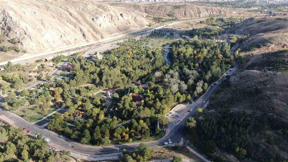 Yaz aylarında iğne atsan yere düşmüyor, sonbaharda ise sessizliğe büründü