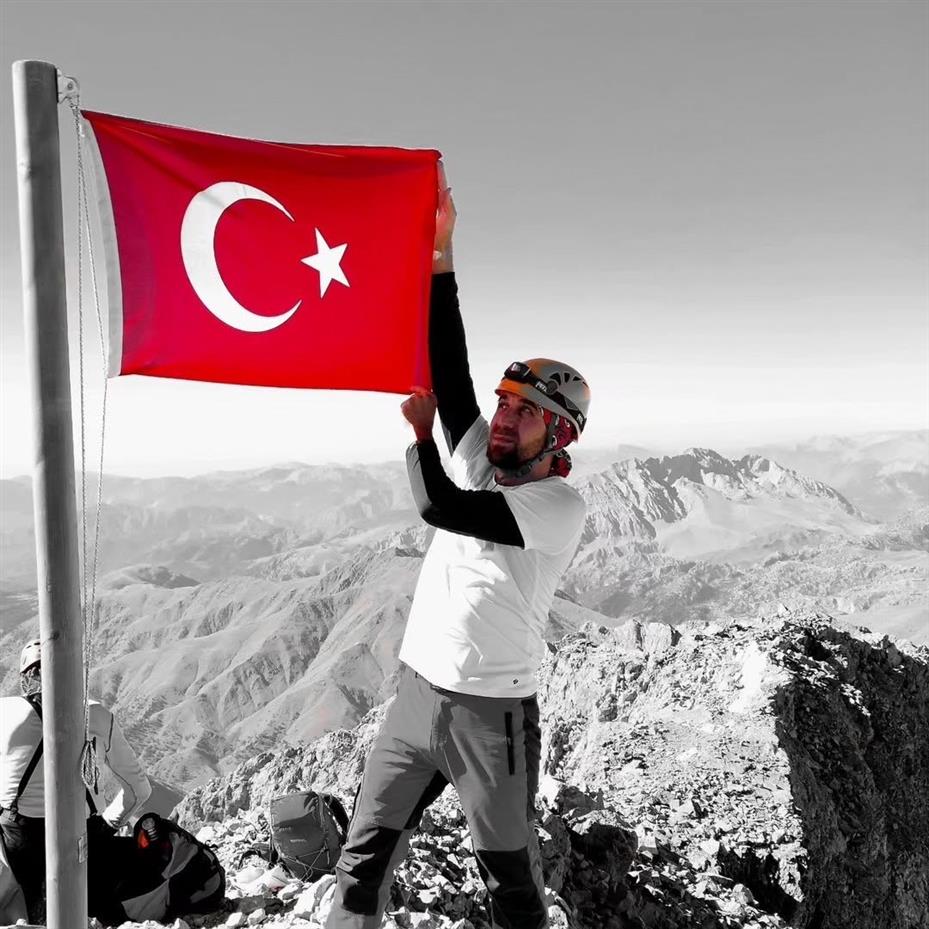 Erciyes’e zirve tırmanışı yapan dağcı uçurumdan düşerek hayatını kaybetti