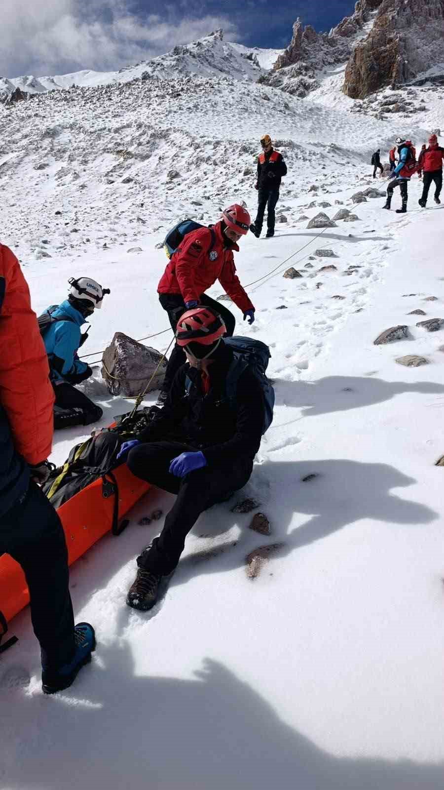 Erciyes’e zirve tırmanışı yapan dağcı uçurumdan düşerek hayatını kaybetti