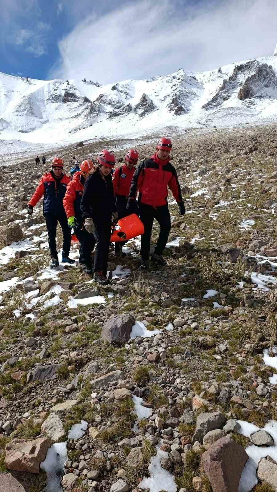 Erciyes’e zirve tırmanışı yapan dağcı uçurumdan düşerek hayatını kaybetti