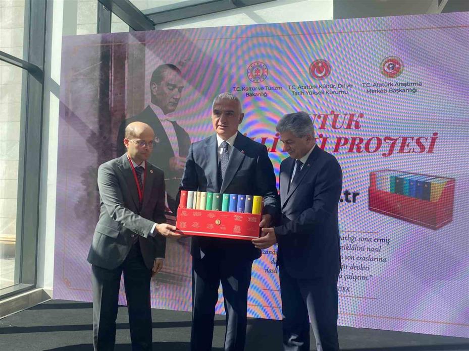 Bakan Ersoy: "(Nutuk Külliyatı Projesi) Türkçenin yanı sıra İngilizce, Almanca, Fransızca, Kazakça, Rusça, Urduca, Farsça ve Türkmence olmak üzere 8 dilde hazırlandı"