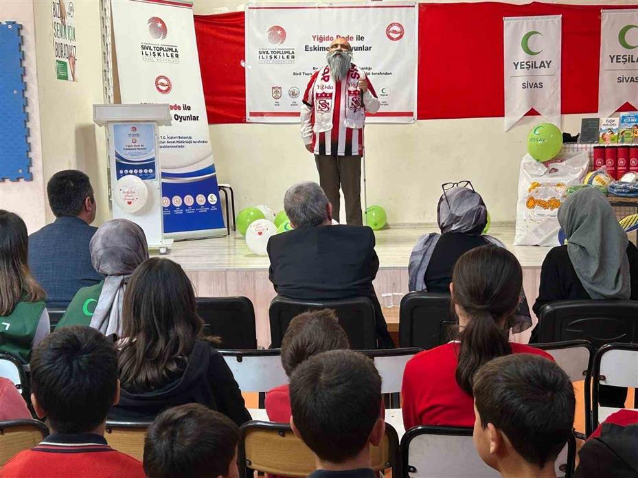 ‘Yiğido Dede’ çocukların yüzünü güldürdü