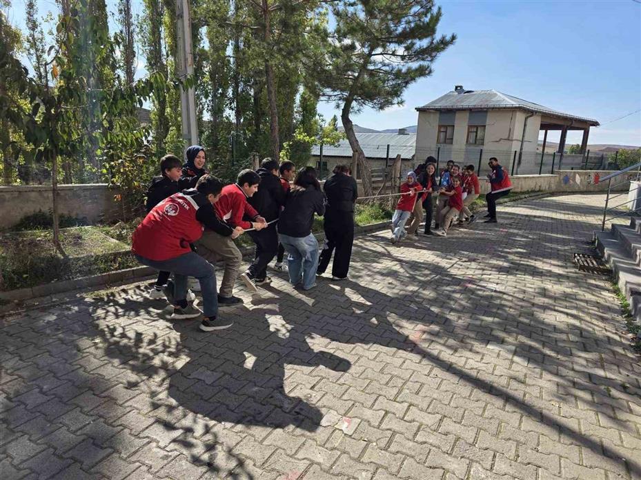 ‘Yiğido Dede’ çocukların yüzünü güldürdü