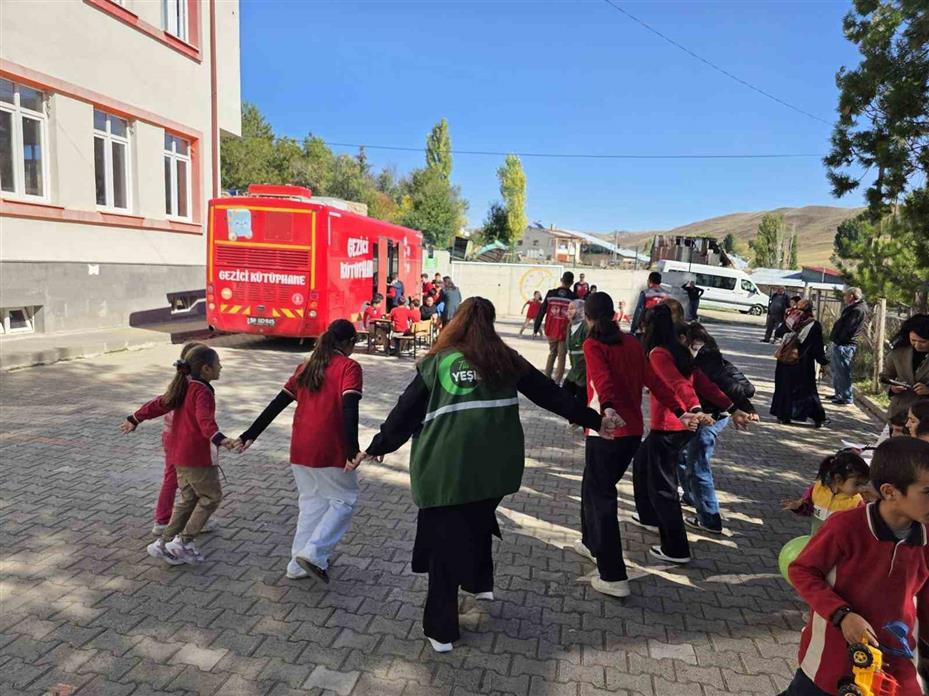 ‘Yiğido Dede’ çocukların yüzünü güldürdü