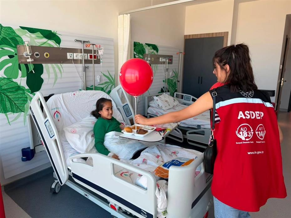Niğde’de ’İyilik Var’ balonları çocuklara moral oldu