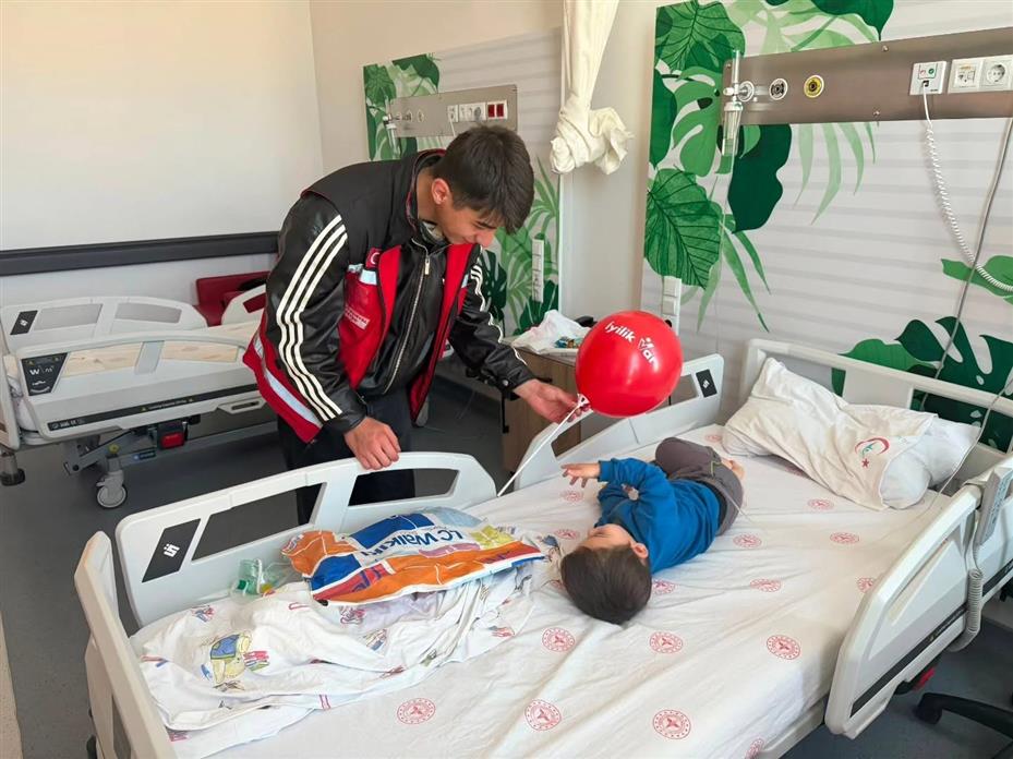Niğde’de ’İyilik Var’ balonları çocuklara moral oldu
