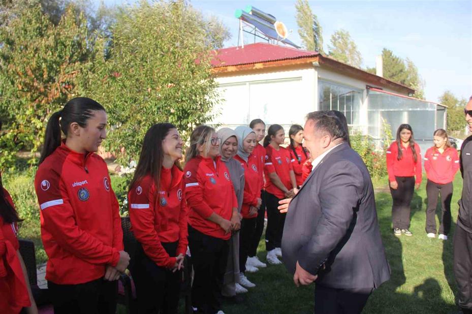 İşitme engelli kadın güreşçiler, ilk Avrupa Şampiyonası’na Sivas’ta hazırlandı