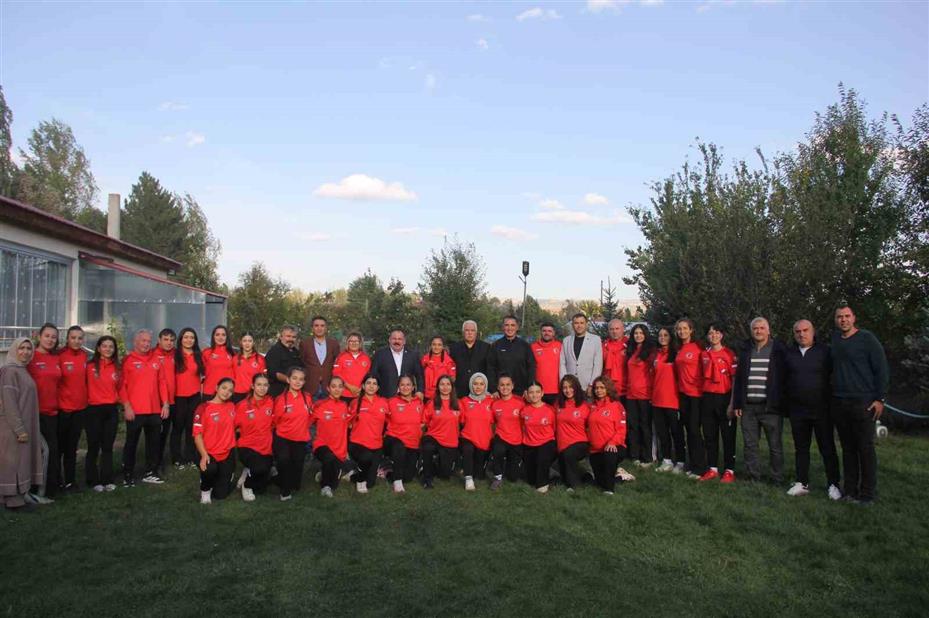 İşitme engelli kadın güreşçiler, ilk Avrupa Şampiyonası’na Sivas’ta hazırlandı