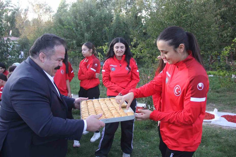 İşitme engelli kadın güreşçiler, ilk Avrupa Şampiyonası’na Sivas’ta hazırlandı