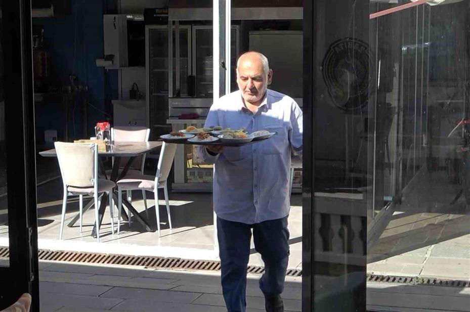 Aksaray’da Kurtlar Vadisi’ndeki Abidin’e benzeyen lokantacı ilgi çekiyor