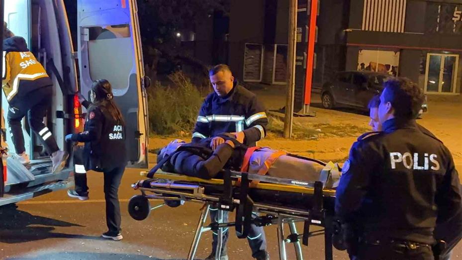 Ağaca çarpan otomobilde sıkışan sürücüyü itfaiye ekipleri kurtardı: 1 yaralı
