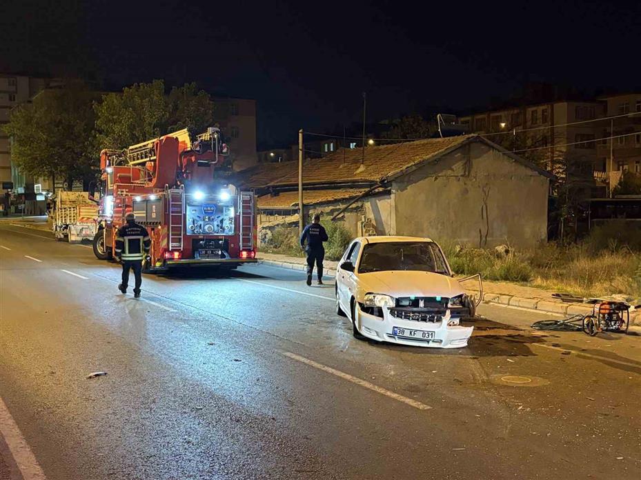 Ağaca çarpan otomobilde sıkışan sürücüyü itfaiye ekipleri kurtardı: 1 yaralı