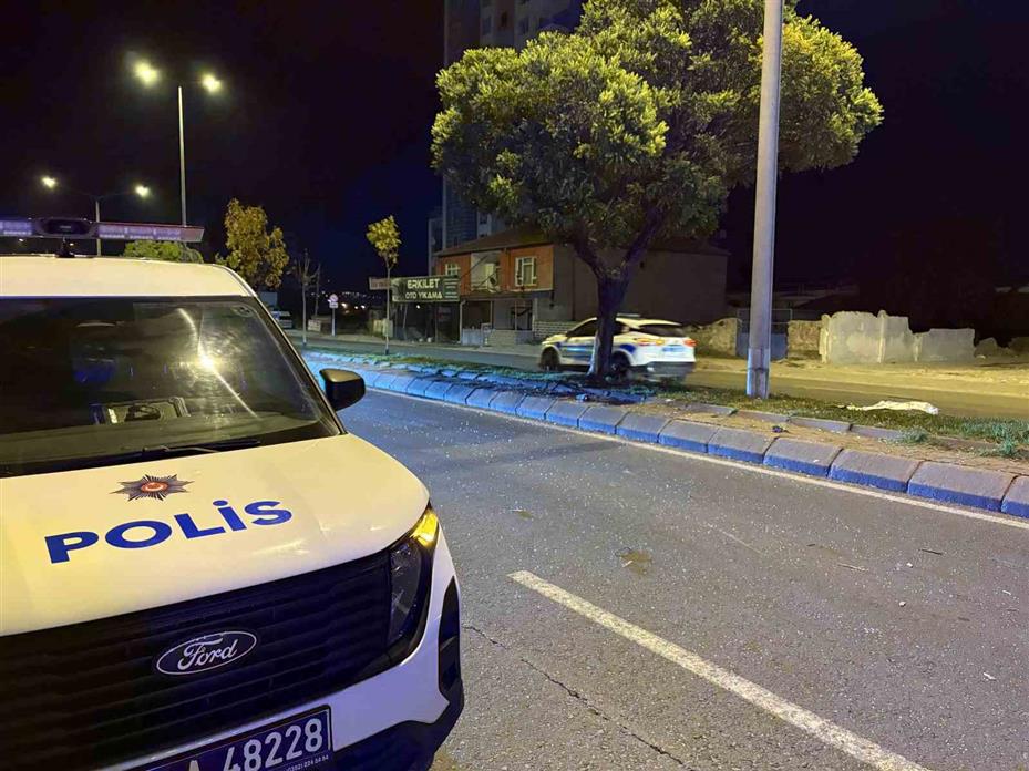 Ağaca çarpan otomobilde sıkışan sürücüyü itfaiye ekipleri kurtardı: 1 yaralı