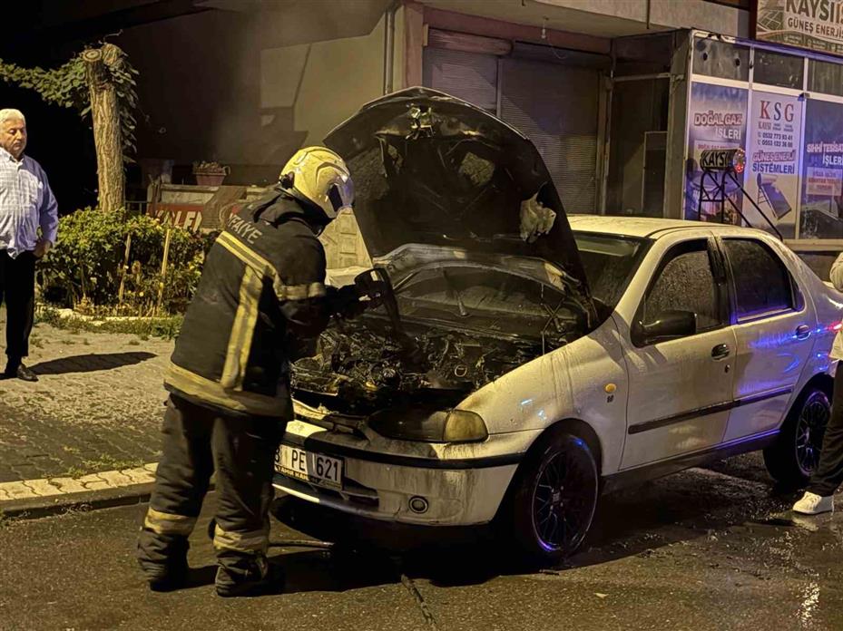 Çalıştırıldığı sırada alev alan otomobil, itfaiye ekipleri tarafından söndürüldü
