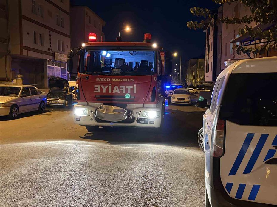 Çalıştırıldığı sırada alev alan otomobil, itfaiye ekipleri tarafından söndürüldü