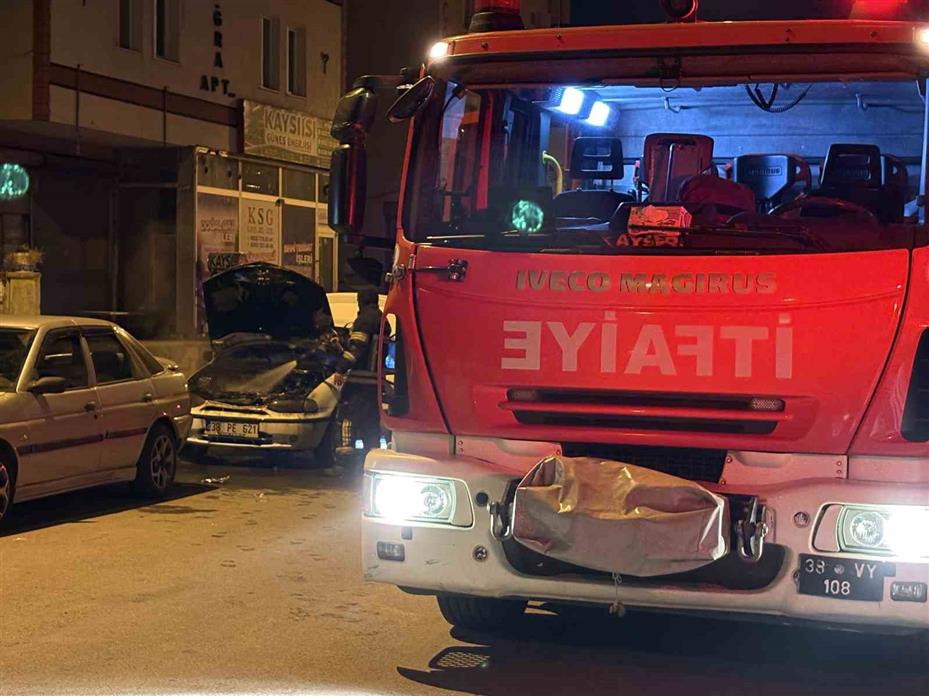 Çalıştırıldığı sırada alev alan otomobil, itfaiye ekipleri tarafından söndürüldü