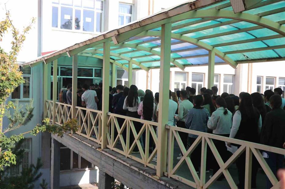 Sivas’ta KPSS Ortaöğretim heyecanı küpeleri unutturdu