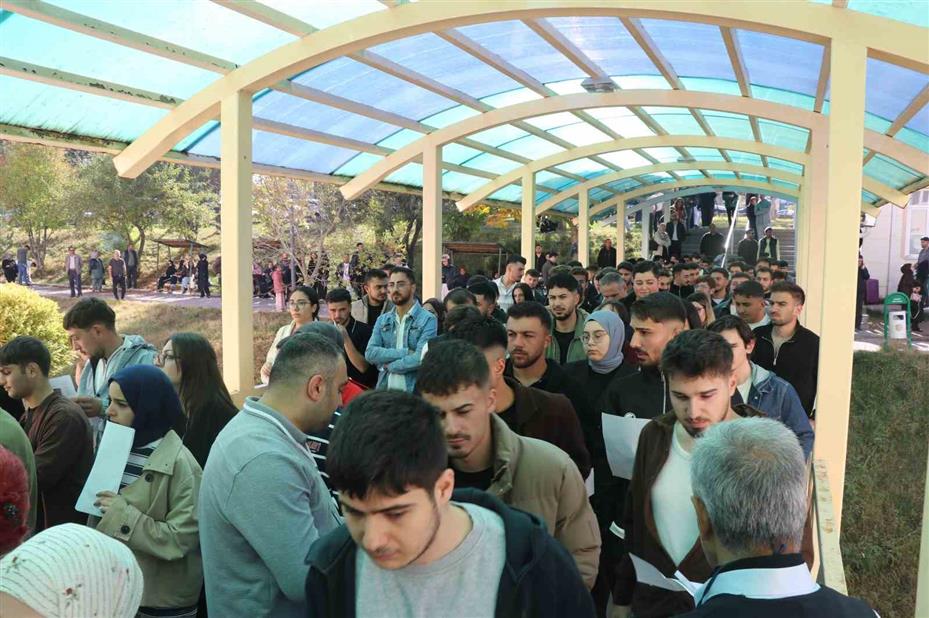 Sivas’ta KPSS Ortaöğretim heyecanı küpeleri unutturdu