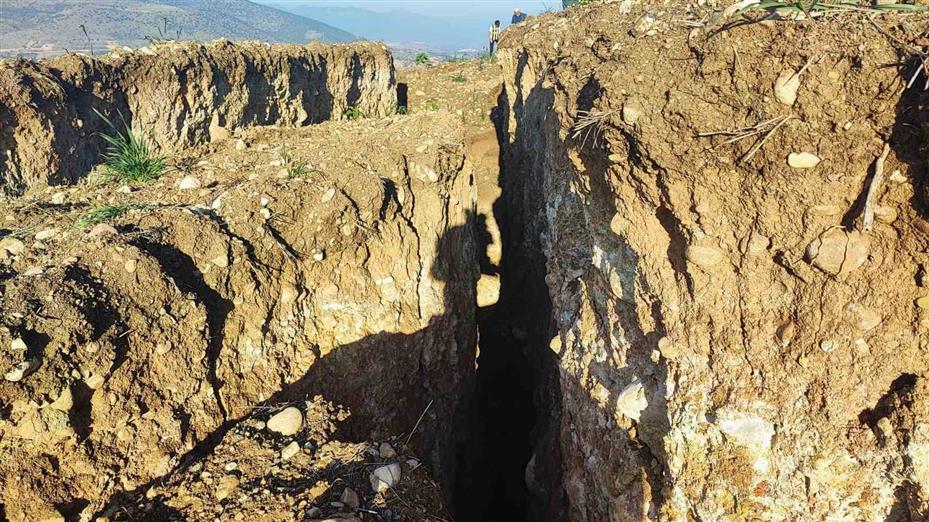 Yozgat’ta korkutan görüntü: Tarlada derin yarıklar ve çökmeler oluştu